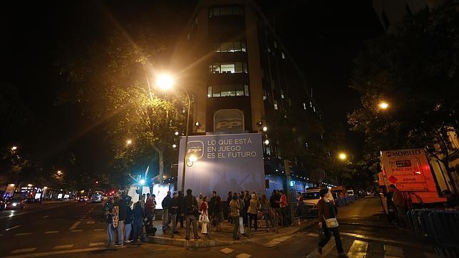 Sin balcón en Génova ni ovación en Ferraz, así ha terminado la noche electoral más fría