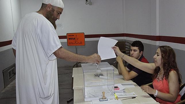Ciudadanos españoles musulmanes de Ceuta acudieron a depositar su voto