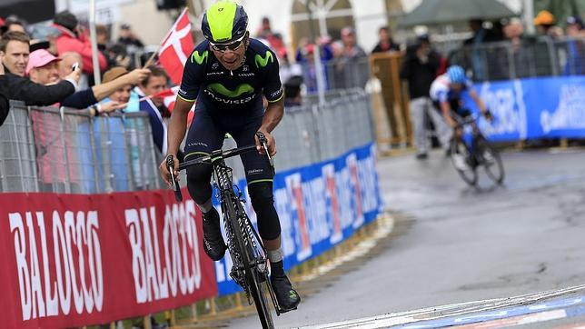 Nairo Quintana reina entre la nieve, el caos y la leyenda