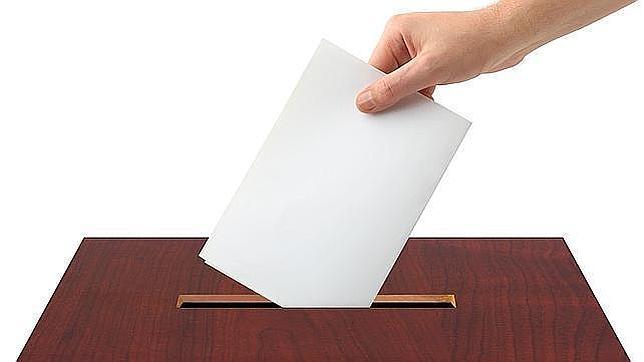 Una papeleta entrando en la urna