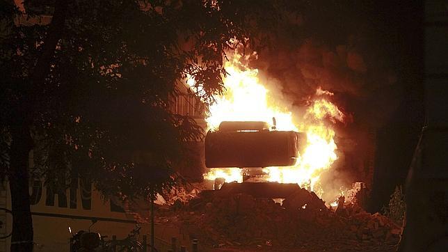 Queman la excavadora que derriba el centro «okupa» de Can Vies