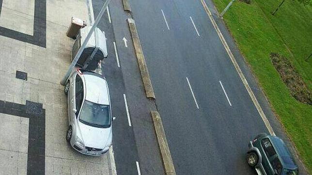 Radar móvil camuflado en un coche que simula avería