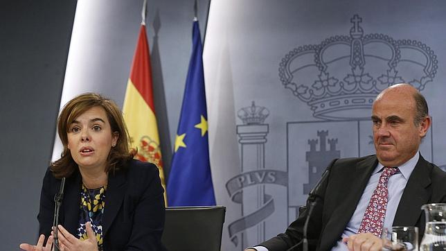 La vicepresidenta del Gobierno, Soraya Saénz de Santamaría, junto al ministro de Economía y Competitividad, Luis de Guindos