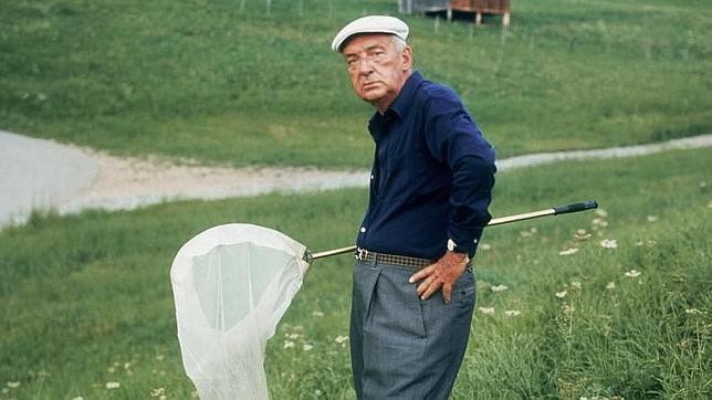 Vladimir Nabokov caza mariposas en algún rincón de Suiza