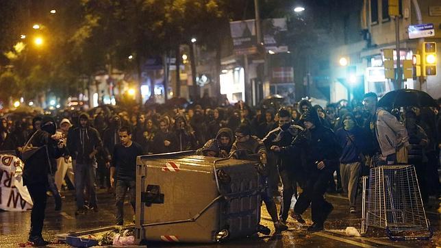 Catorce heridos y 62.000 euros en daños en la tercera noche de disturbios en Sants