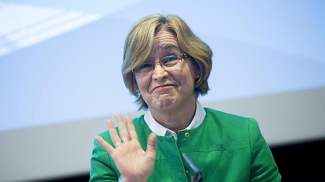 Un centenar de personas acosan a la presidenta del «banco malo» con una convocatoria frente a su casa