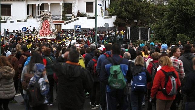 Más de 150.000 personas acompañan a la Virgen del Pino en su trayecto a Las Palmas de Gran Canaria