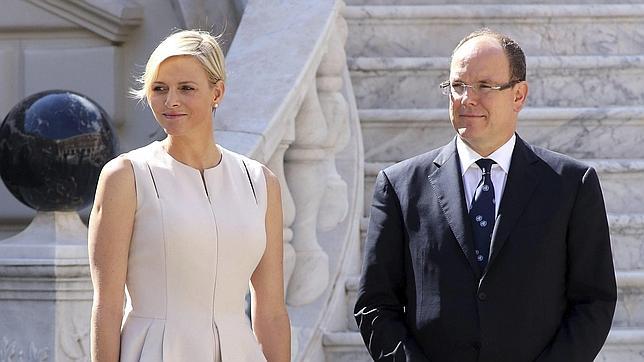 Charlene espera gemelos, según la prensa sudafricana