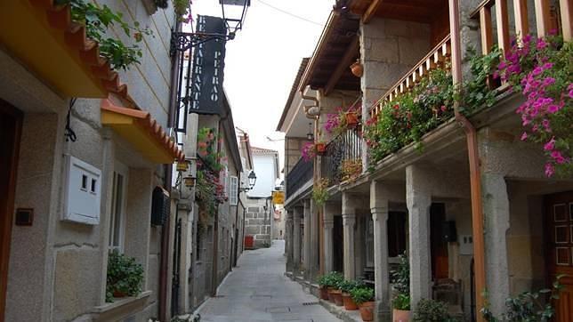 Las estrechas calles de Combarro invitan a la intimidad de un paseo en pareja