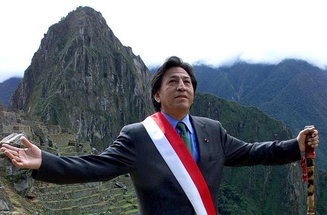 Alejandro Toledo hace un juramento simbólico en Machu Picchu en recuerdo de sus raíces indígenas