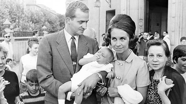 Don Juan Carlos y Doña Sofía presentan ante la Virgen de Nuestra Señora de Atocha a Don Felipe