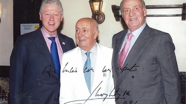El expresidente norteamericano Bill Clinton, Lucio Blázquez y Don Juan Carlos en una visita a Casa Lucio en 2008