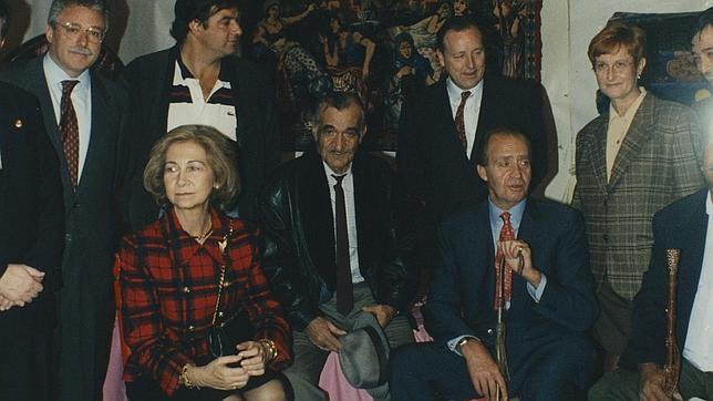 Los Reyes, junto con el ex alcalde de Madrid, José María Álvarez del Manzano, en el poblado La Celsa