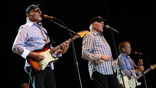 Los Beach Boys «surfean» en la Universidad Complutense de Madrid
