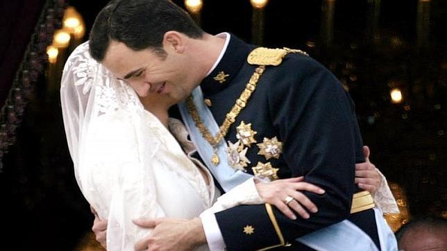 El abrazo de los recién casados el 22 de mayo de 2004 a la salida de la Catedral de la Almudena