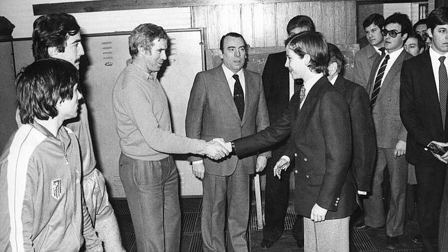 El Príncipe salud a Luis Aragonés en los vestuarios del Atlético de Madrid