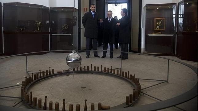 Don Felipe observa el movimiento del Péndulo de Foucault en el Real Observatorio Astronómico de Madrid en 2010