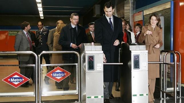 Los Príncipes de Asturias acceden al Metro con Ruiz Gallardón y Aguirre