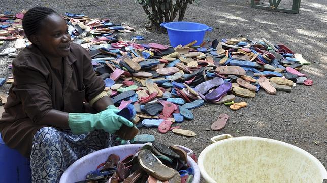 Así sacan partido en Kenia a la gran cantidad de chanclas que llegan a sus costas