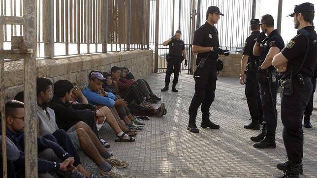 Un detenido por cobrar hasta mil euros por introducir a inmigrantes en contenedores de basura