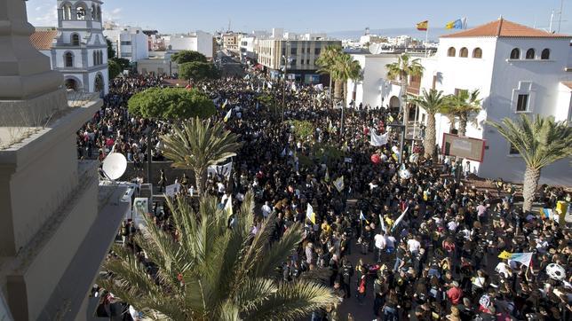 Miles de ciudadanos en Canarias muestran su rechazo a las prospecciones petrolíferas