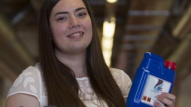 Verónica muestra un envase con su producto