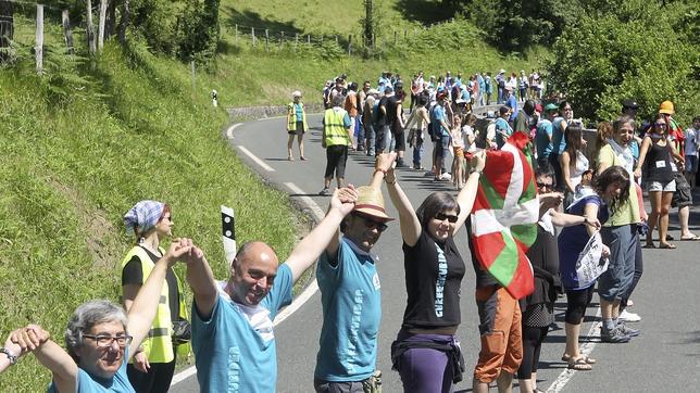 La cadena humana de Bildu termina con gritos de independencia