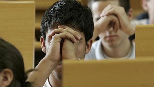 Muchos son los estudiantes que llevan amuletos o que rezan antes de los exámenes