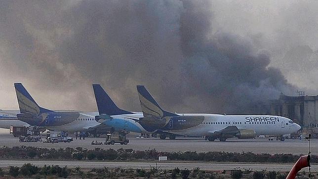 Al menos 27 muertos en un ataque terrorista contra el mayor aeropuerto de Pakistán