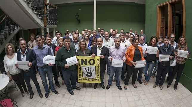 Las prospecciones acaparan el Parlamento canario un día antes del auto del Supremo