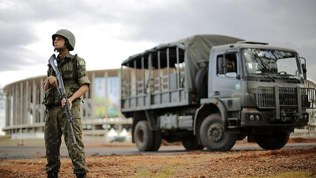 Un militar vigila el estadio de Mané Garr