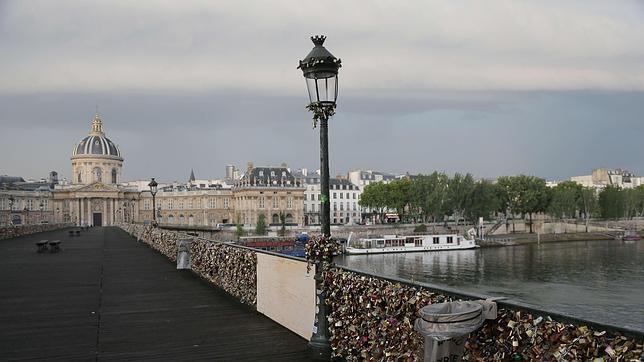 Los «candados de amor» hunden una barandilla del Pont des Arts de París