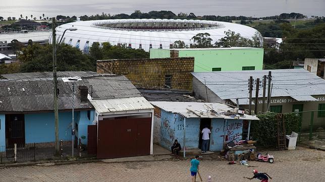 Niños juegan en un barrio marginal cercano al estadio de fútbol Beira-Rio, del Internacional de Porto Alegre