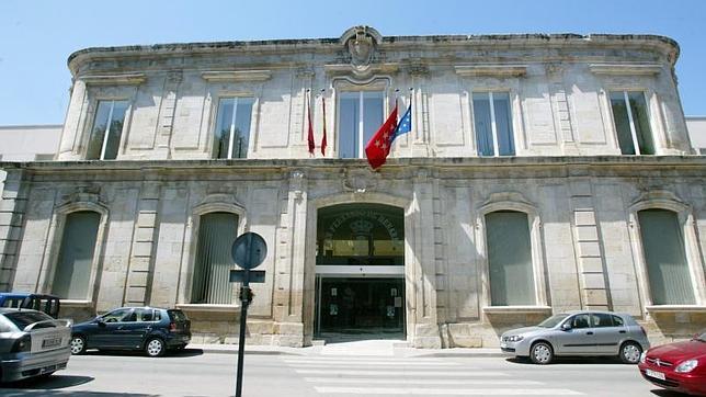 En la plaza de España se ubica la sede del Ayuntamiento y sus archivos