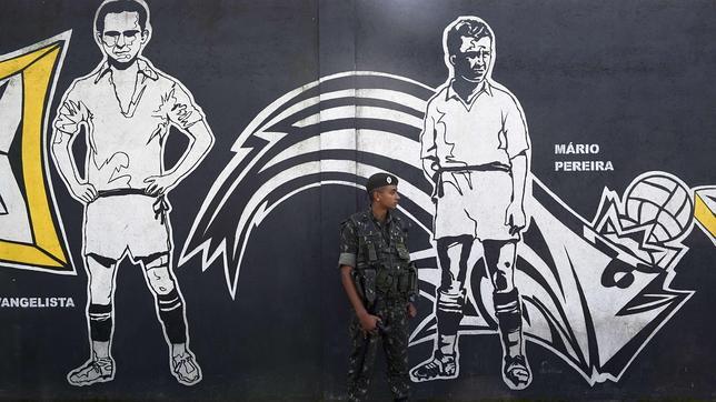 Un soldado vigila el estadio de Sao Paulo
