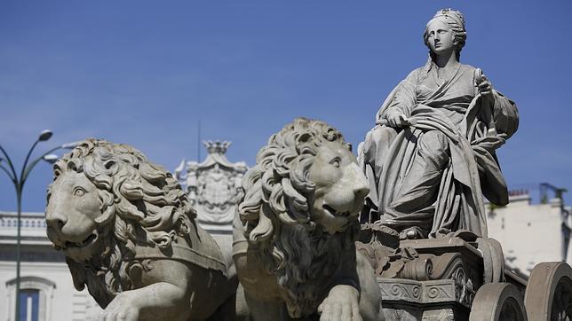 La fuente de Cibeles se tiñe de rojo contra la violencia sexual