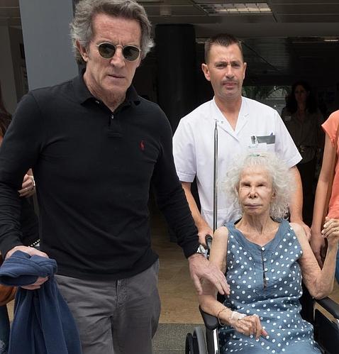 La duquesa de Alba abandona la clínica de Sevilla tras una revisión