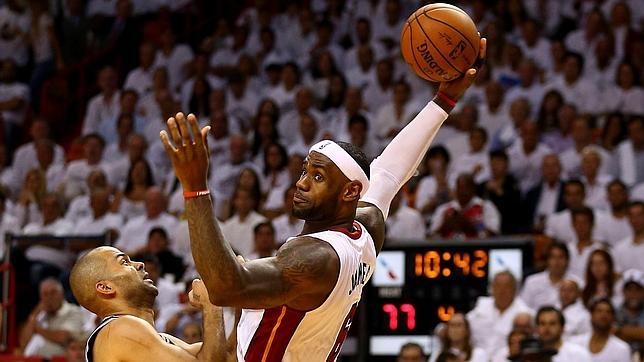 LeBron James intenta pasar la pelota ante Tony Parker