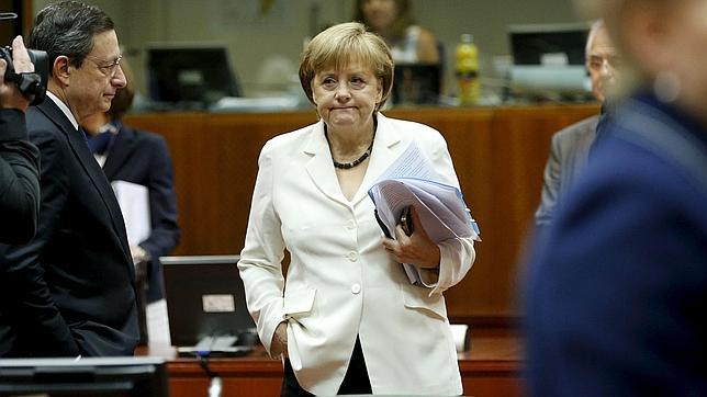 Merkel recibe a Draghi entre críticas de la banca germana a las medidas de estímulo