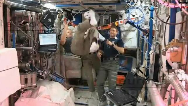 Cómo jugar al fútbol, en gravedad cero