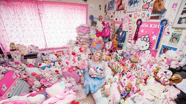 Una superfan de Hello Kitty llena su diminuto apartamento con 50.000 artículos de la gatita