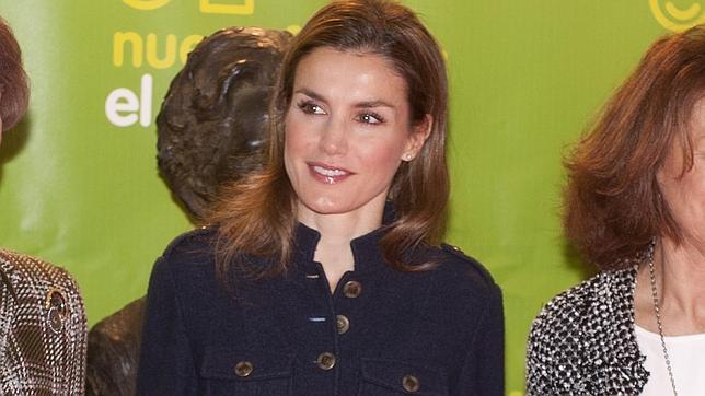 Doña Letizia luece el cuello en algunas ocasiones
