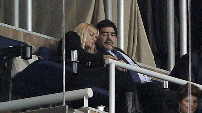 La exnovia de Maradona lo acusa de homosexual y maltratador