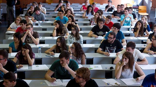 Más de 1.600 universitarios con derecho a beca se quedan sin ella