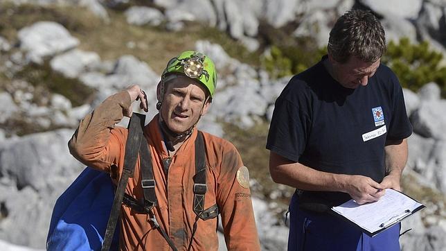 Un espeleólogo alemán atrapado desde hace una semana se comunica con su familia