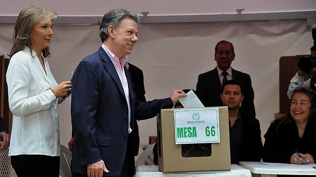 Santos vota e insta a que hoy «gane la democracia» después de la victoria de la selección colombiana en el Mundial