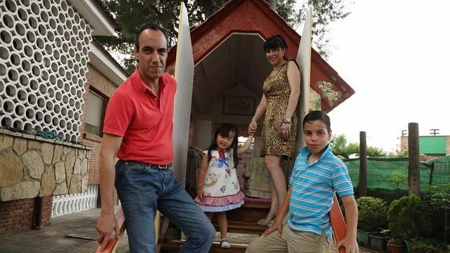 «Cada vez hay más trabas para la adopción pero las niñas chinas siguen siendo las víctimas»
