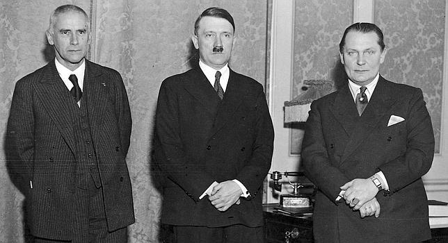 Adolf Hitler y Herman Goering (a la derecha)
