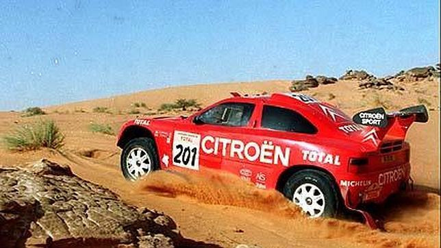 El conductor francés Pierre Lartigue, en una etapa del Rally París-Dakar de 1996