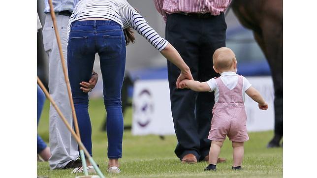 El Príncipe Jorge da sus primeros pasos en un partido de polo